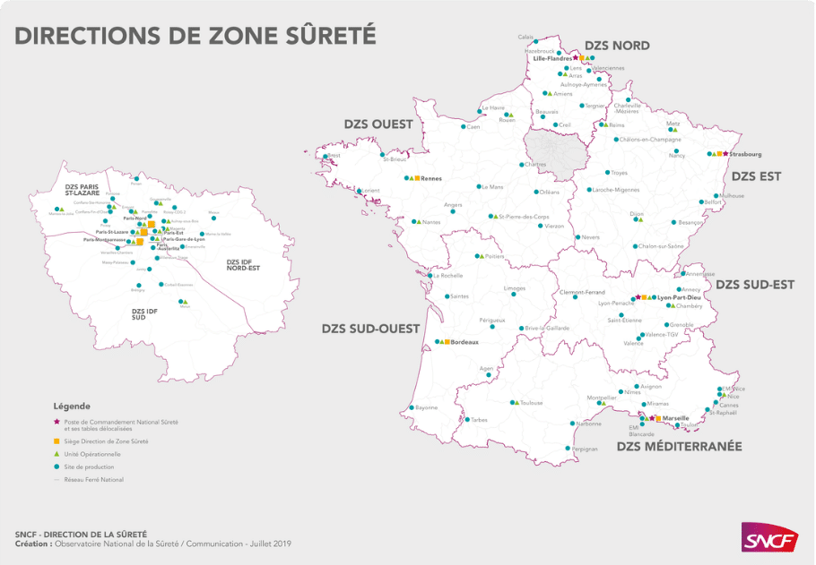 Carte de Francedes Directions de Zone Sûreté de la SNCF.
Cette carte présente la répartition géographique des Directions de Zone Sûreté (DZS), réparties en plusieurs zones : DZS Paris Saint-Lazare, DZS IDF Sud, DZS Nord-Est, DZS Nord, DZS Ouest, DZS Est, DZS Sud-Ouest, DZS Sud-Est et DZS Méditerranée.
Chaque zone est représentée par une bordure rose.
La carte affiche également des symboles indiquant différents types de sites : les postes de commandement national sûreté, les sièges des directions de zone sûreté, les unités opérationnelles et les sites de production.
Un encart situé en haut à gauche offre un zoom sur la région Île-de-France, où les sites sont particulièrement concentrés autour de Paris.
La carte a été réalisée par l’Observatoire National de la Sûreté – SNCF, en juillet 2019.